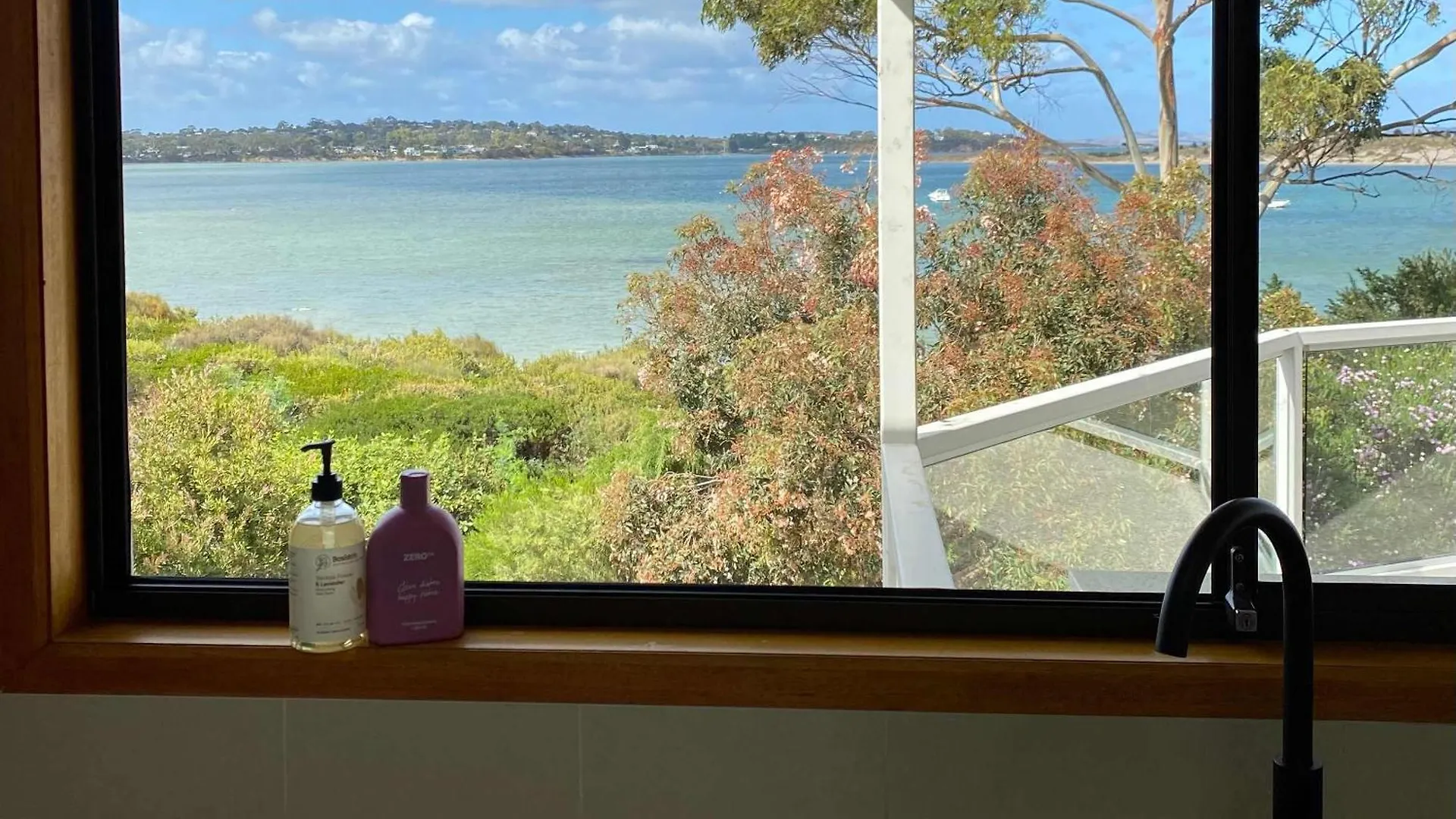 Seagrass Coastal Retreat With Direct Beach Access Lewisham